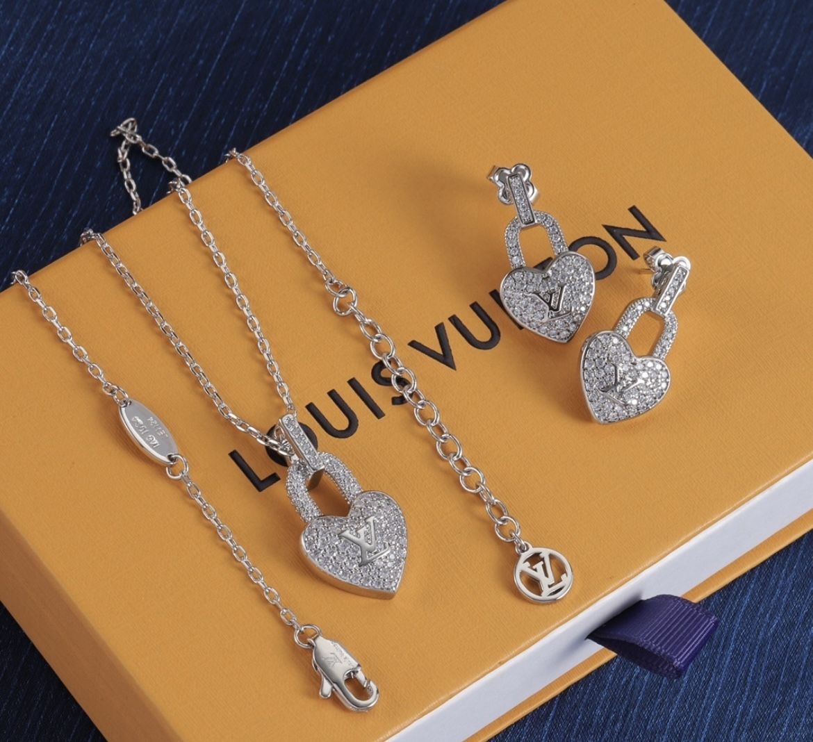 New Set 18k Stainless Steel Silver Comes With Necklaces And Earrings No Box Only Logo Dust Bag