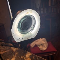Ventures 10X 3-Diopter Magnifying Lamp