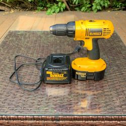 De Walt 18v Electric Screwdriver With Battery And Charger 