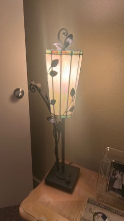 Tiffany Lamp green tones with leaves  beautiful piece  pk up Everett Mall way