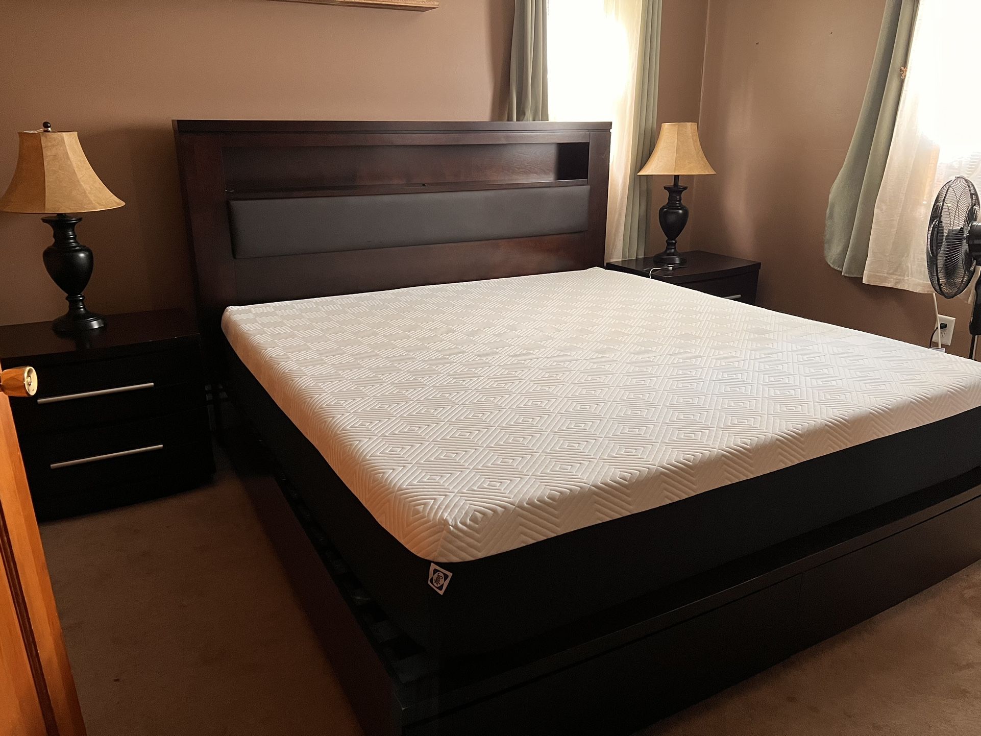 King Size Raymour And Flanigan Solid Wood Bedroom Set