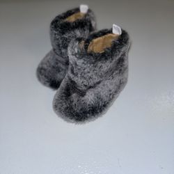 Cozy Gray faux Fur Baby Booties 