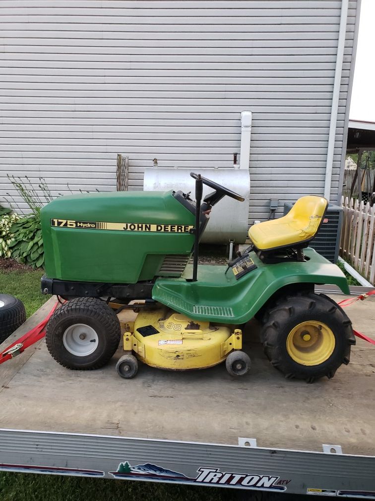 John Deere 175 hydro riding mower