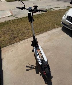 Electric scooter -EMOVE Cruiser V2 – 52V Quad Suspension 62-Mile Long-Range Scooter