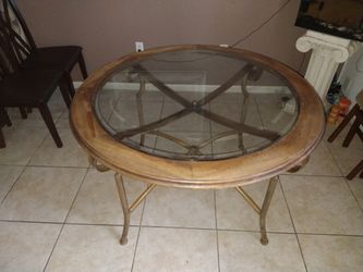 Mesa Redonda De Vidrio Con Base De Metal Y Madera.