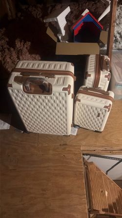 Melalenia Suitcase, Set