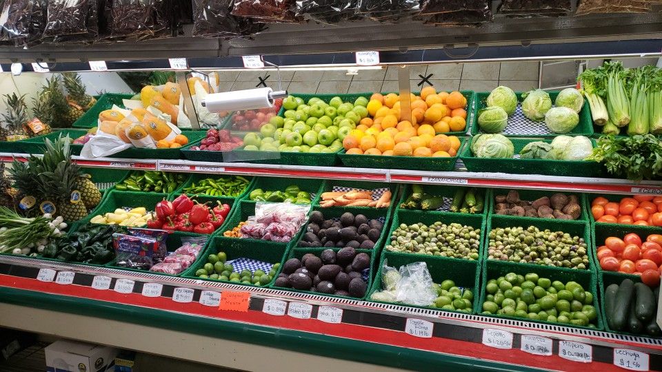 Los Tres Toros Meat Market, Ofrece Sus Servicios De Carniceria, Grocery Y Verduras... Ubicados En 12101 Garfield Ave South Gate CA 90280