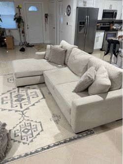 Sofa w/right hand chase
