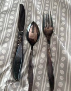 Silver-Tone Flatware Set – Knife, Spoon, Fork