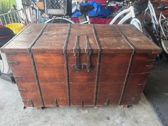 Huge wood antique trunk / chest