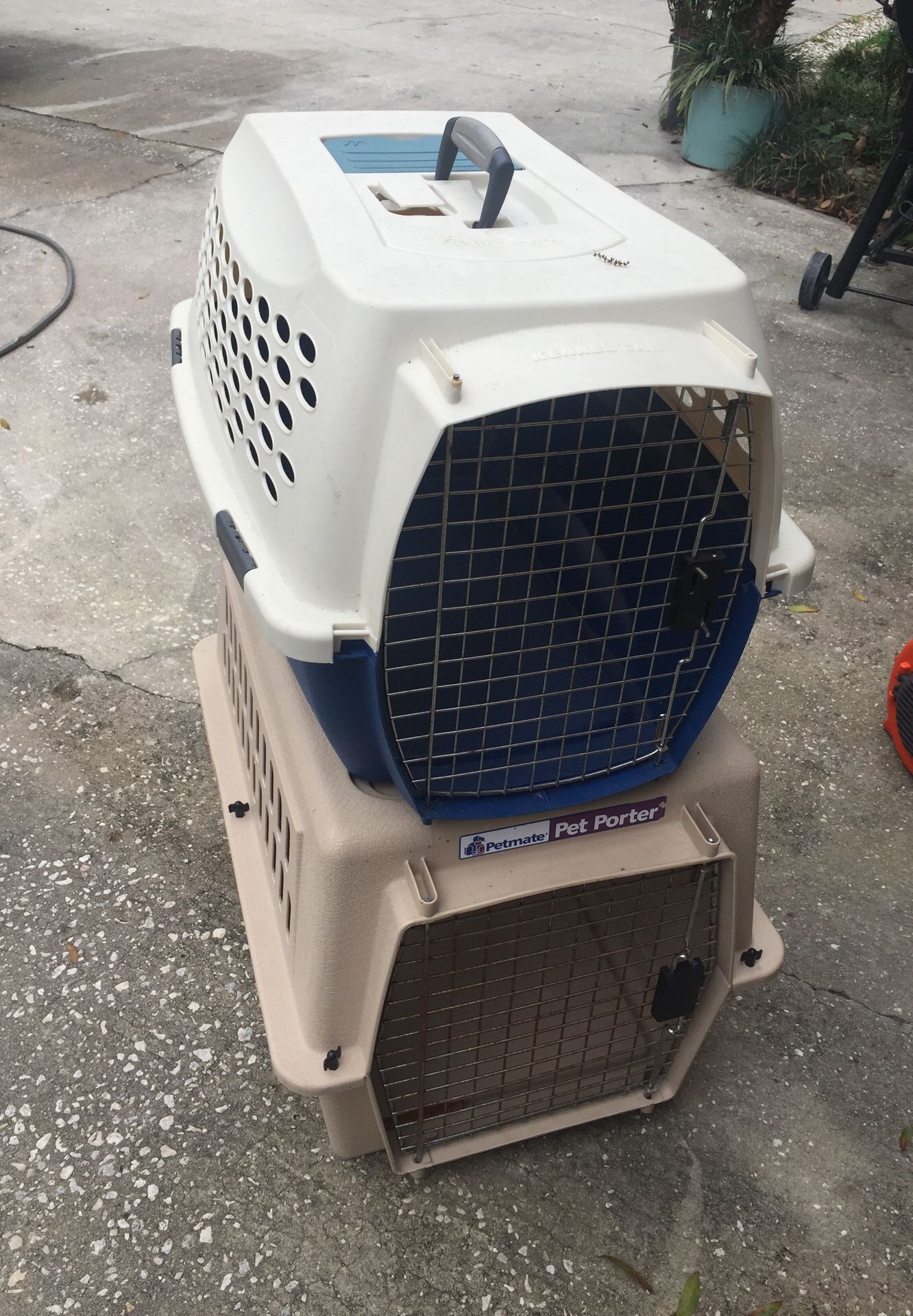 Medium size pet kennel/carrier