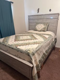 Verona queen panel bed