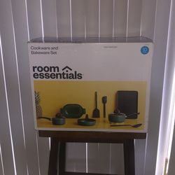 MUST GO Brand New 10 piece Cookware And Bakeware Set