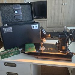 Singer Featherweight 211-1 Sewing Machine 