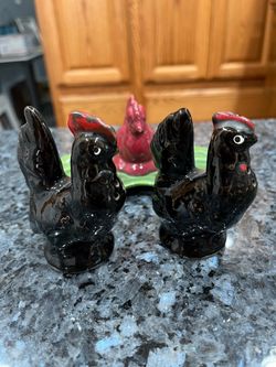 Ceramic Vintage Roasters / Chickens sitting on a tray with a attached chicken sitting in the middle. Size approximately Roasters 3 1/4 inches tall an