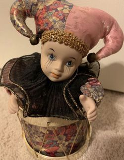 New musical clown, plays  send in the clowns music.  New without tags