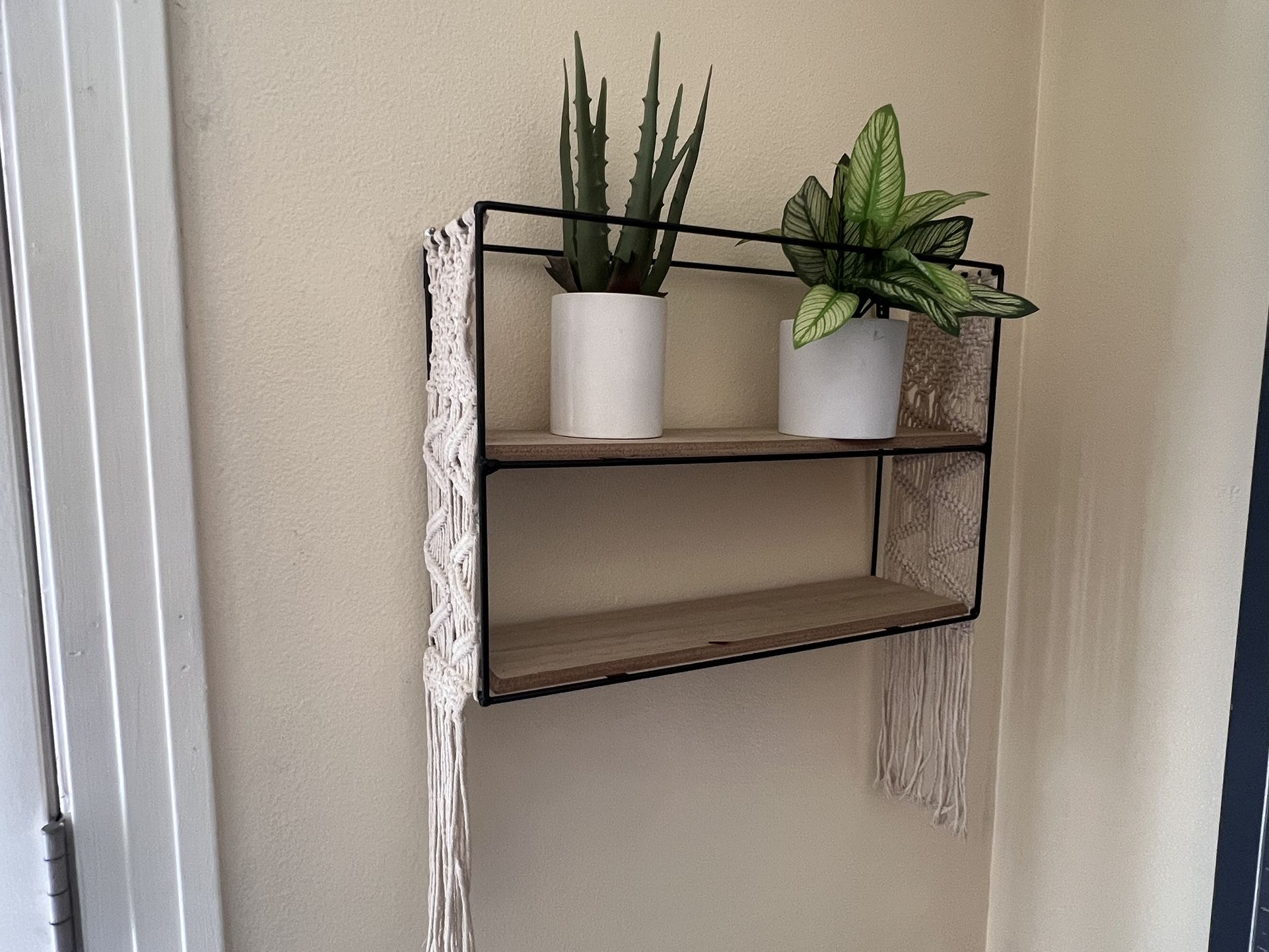 Hanging wall shelf / fake plants inside ceramic vase