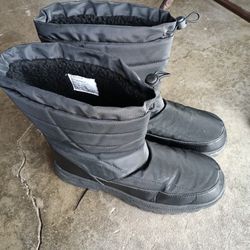 Adult Snow Boots Size 13 For 30.00