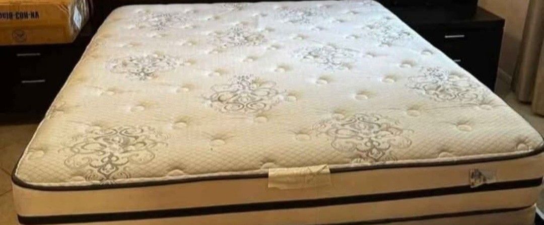 Like New Beautiful Beautyrest King Size Mattress And Boxsprings.