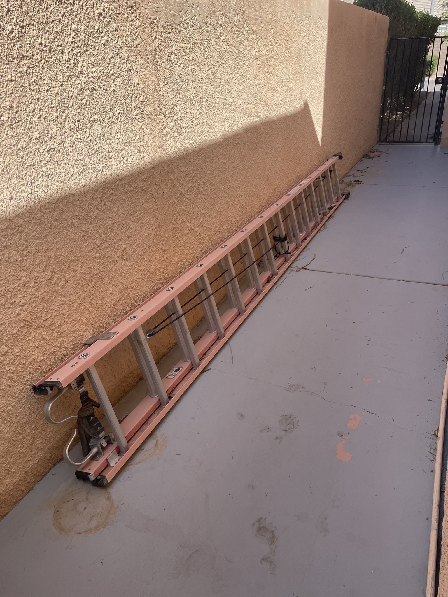 28’ Fiberglass Ladder