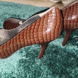 Women's Size 9.5  , Worn 1 Time. Too Tight