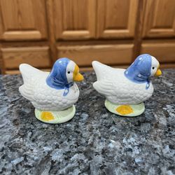 Vintage Pair of Duck Geese Salt and Pepper Shakers. Preowned good condition . The bottom Has some wear due to sitting on display in a cabinet for many