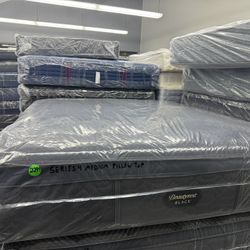 KING SIZE SIMMONS BEAUTYREST BLACK SERIES 4 (MEDIUM) PILLOW TOP MATTRESS & BOX SPRINGS BED SET