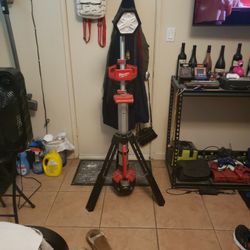 Milwaukee Rocket Dual Power Tower Light + 1 Battery And 1 Charger 