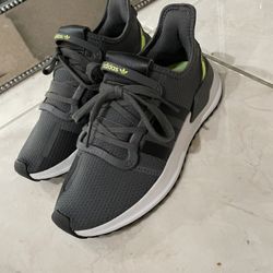 Like New Adidas Youth Size 5 Can Be Unisex 