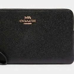 Brand New Coach Corner Zip Wristlet Wallet.