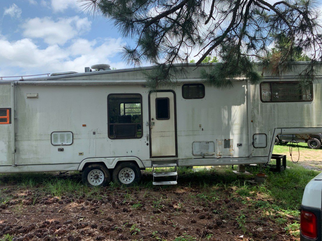 Elkheart traveler 5th wheel trailer