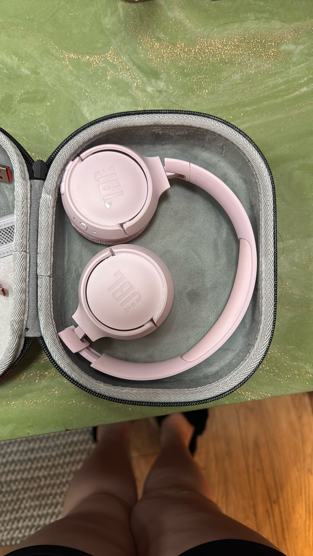 JBL wireless Bluetooth Headphones (pink)