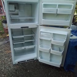 GE Refrigerator  For Sale