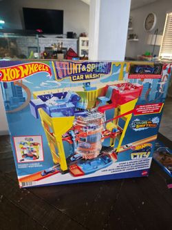 Hot Wheels City Stunt & Splash Car Wash Playset (GRW37) – Brand New / Sealed