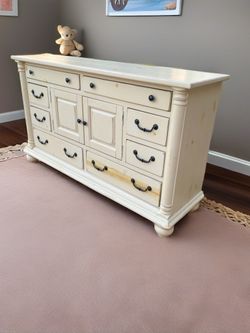 OFF WHITE MODERN DRESSER
