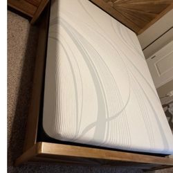 Tempur-pedic @adapt medium hybrid queen mattress 11” in excellent condition