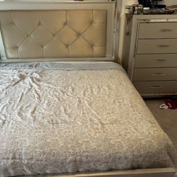🛏️ King Size Bedroom Set – Used Like New