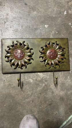 Green double sun wall decor