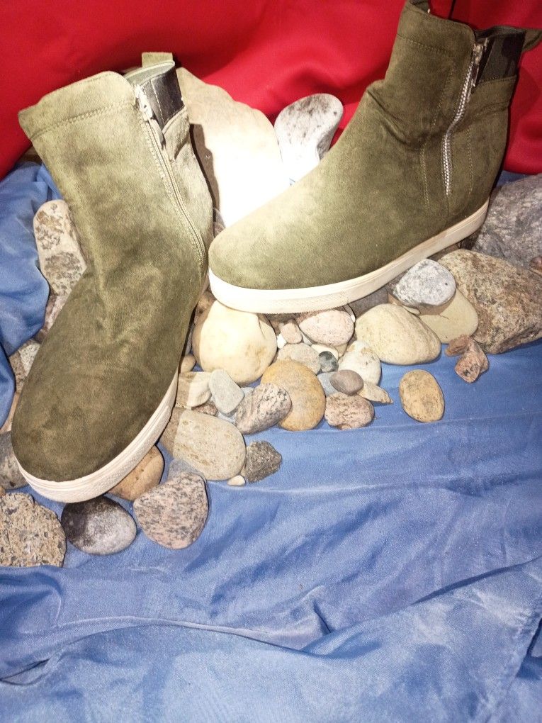 Rouge Helium Green Suede Ankle Boots 