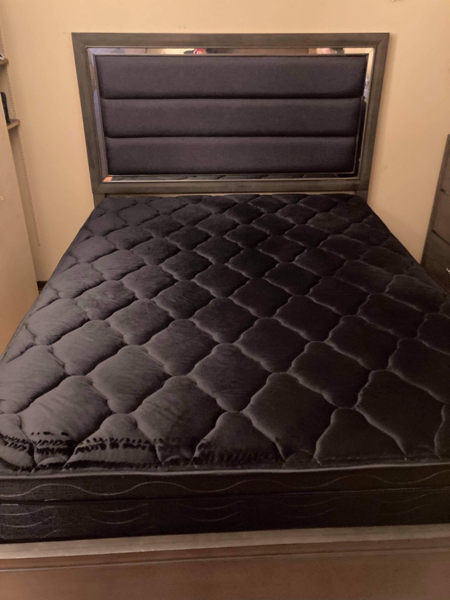 Bedroom Set Queen Mattress Néw