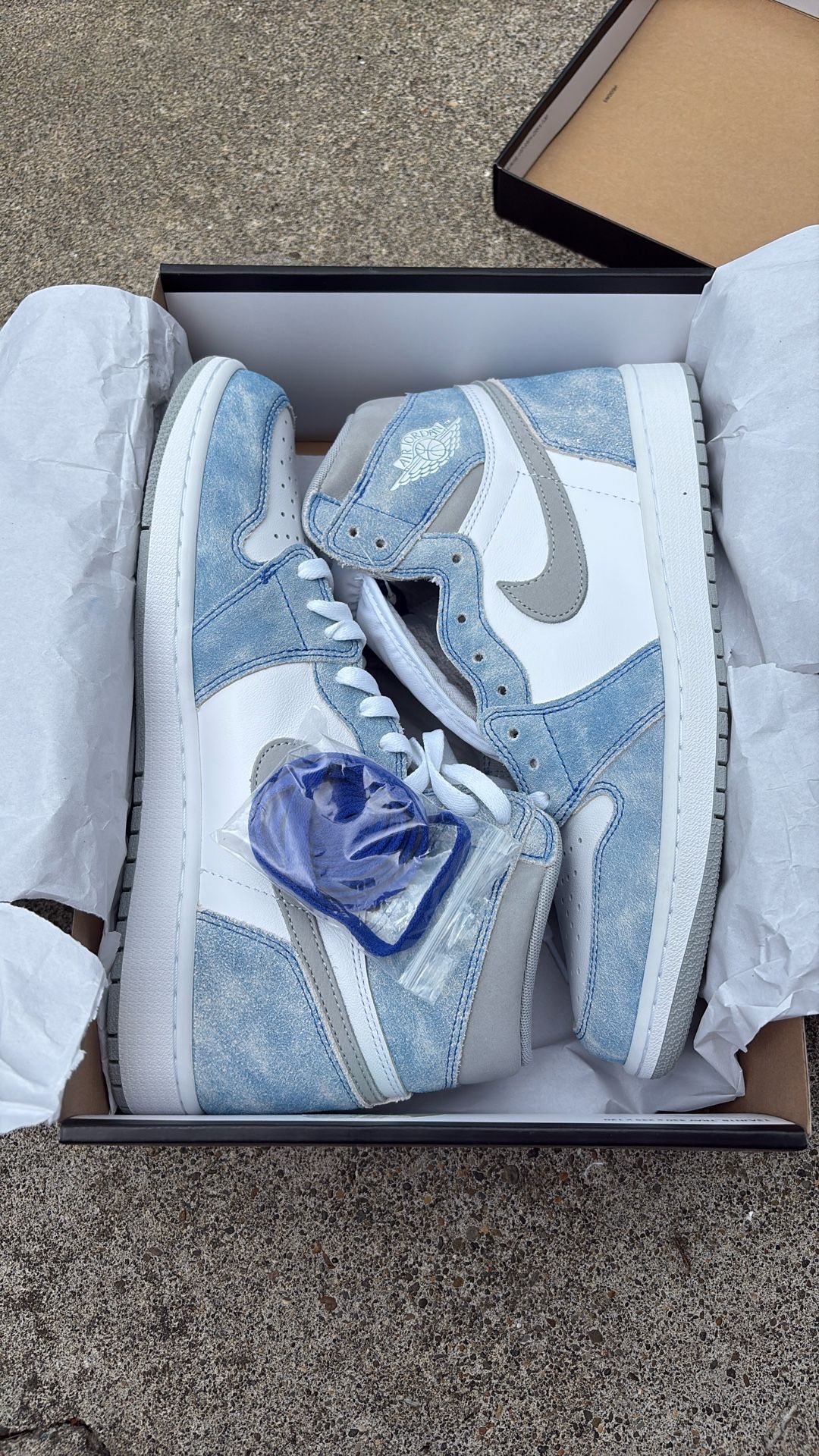 Air Jordan 1 Retro High OG Hyper Royal/White
