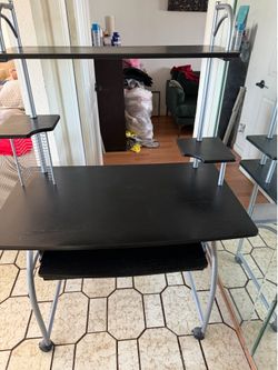 Desk in very good condition
