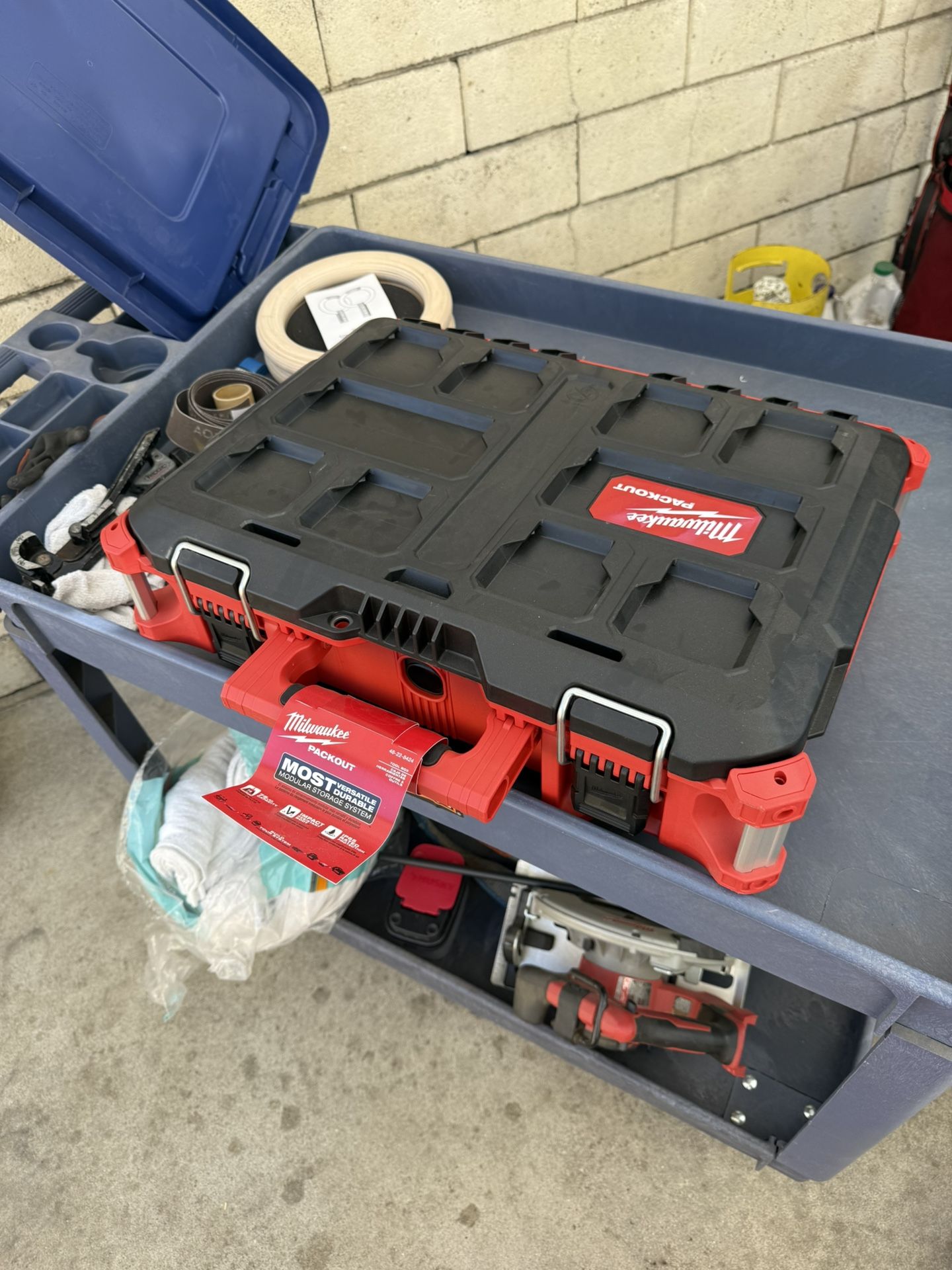 Milwaukee PACKOUT 22 in. Medium Red Tool Box