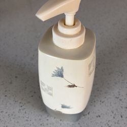 Super Cute Delicate Flower Soap Dispenser 