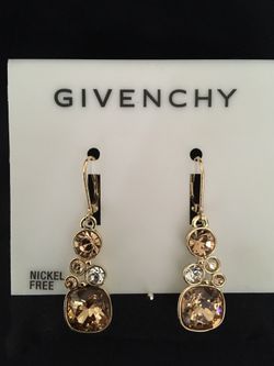 Aretes color ámbar. Colección de Givenchy.