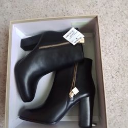 New With Tags 7.5 Womens Black Faux Leather Michael Kors Booties
