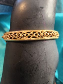 AVON VINTAGE FILIGREE GOLD TONE BANGLE