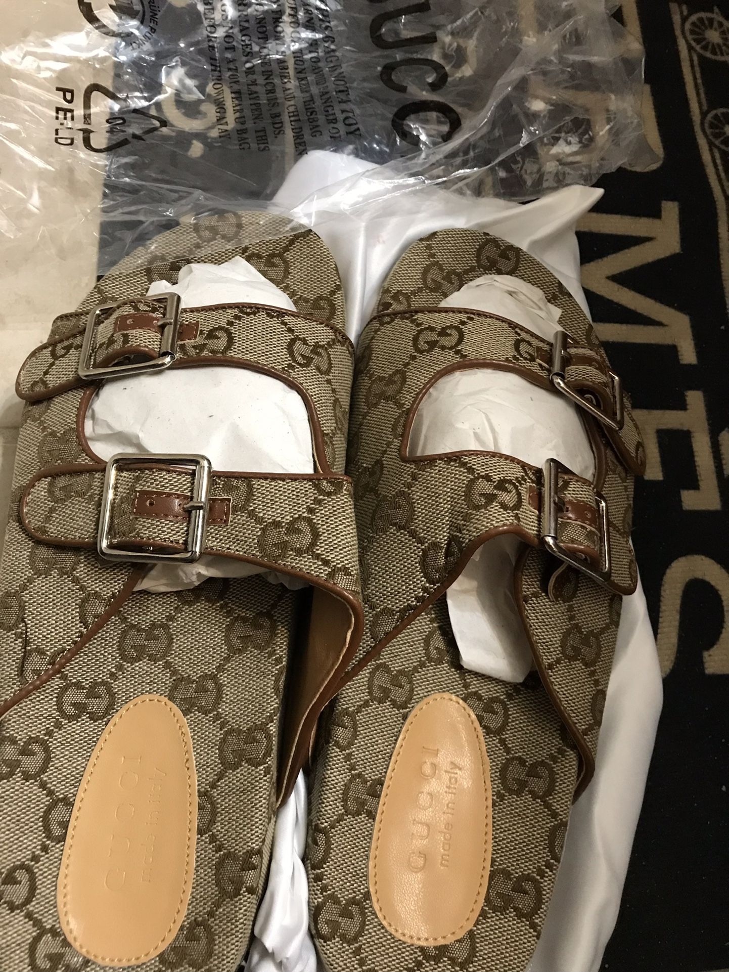 $75Men Slippers Size 11