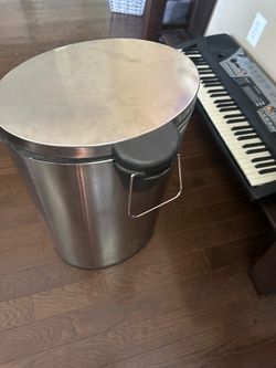 Trash can for sale size 10,5