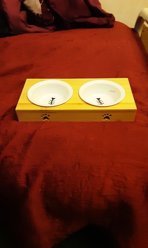 ***BRAND NEW  CERAMIC ANIMAL BOWLS & BAMBOO STAND